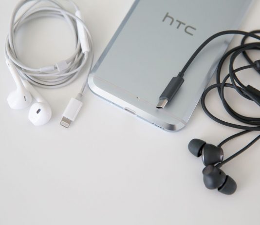 Terima Saja Kenyataannya, Headphone Jack Tidak Akan Dijumpai Lagi Pada Ponsel Androidmu htc phone no headphone jack