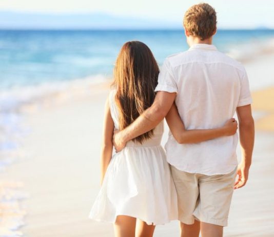 Jangan Jadi Orang Setia! Sebuah Hubungan Harus Punya Rasa Khawatir Untuk Ditinggalkan di Dalamnya couple hugs beach white sky