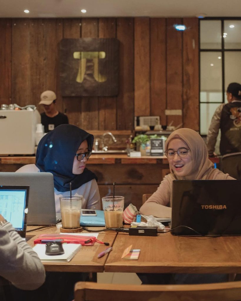 coffee shop jogja girl women jilbab kerudung kopi ethikopia skripsi kerja